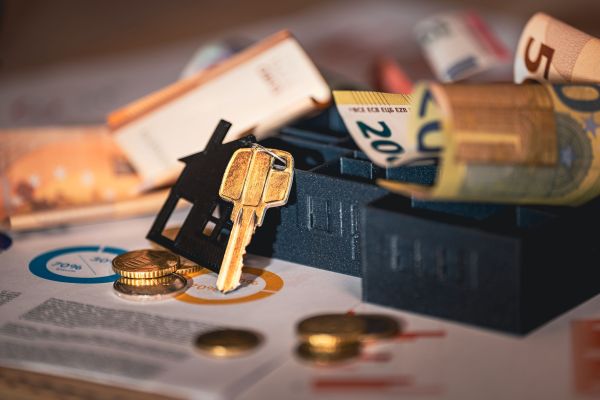 What are the pros and cons of fixed-rate vs variable-rate mortgages in the UK?